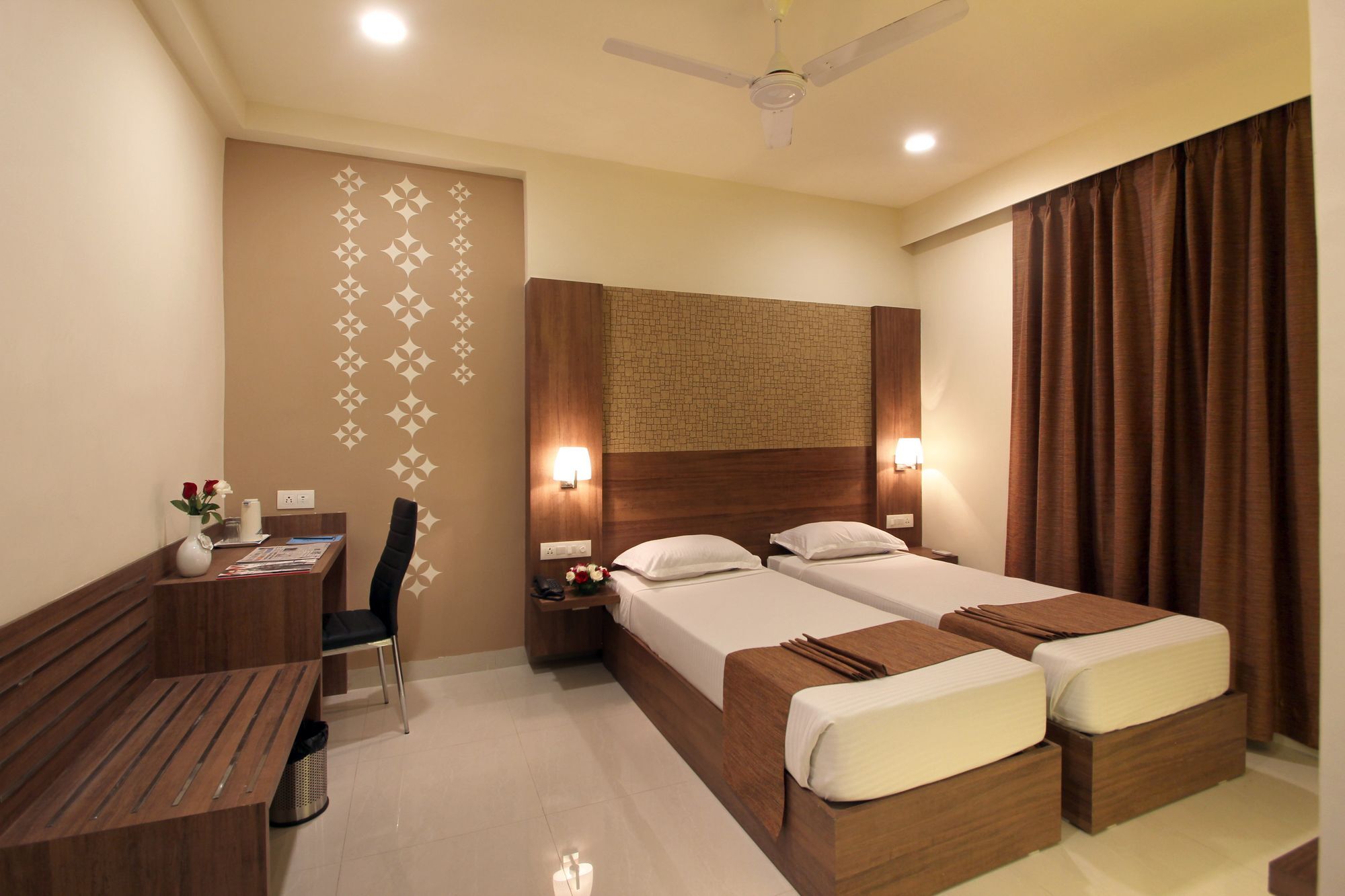 Fabhotel Arastu Plaza - Nampally Hyderabad Esterno foto